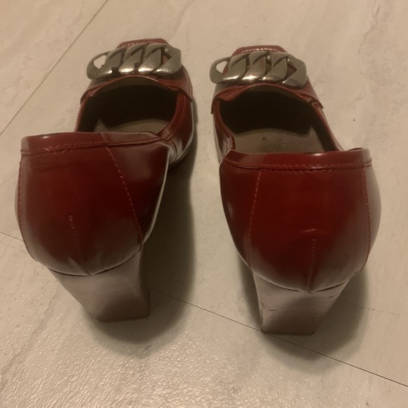 Kalliste Women's Red Classy Patent Front Buckle/Chain Pumps Size 9.5 - Picture 15 of 15